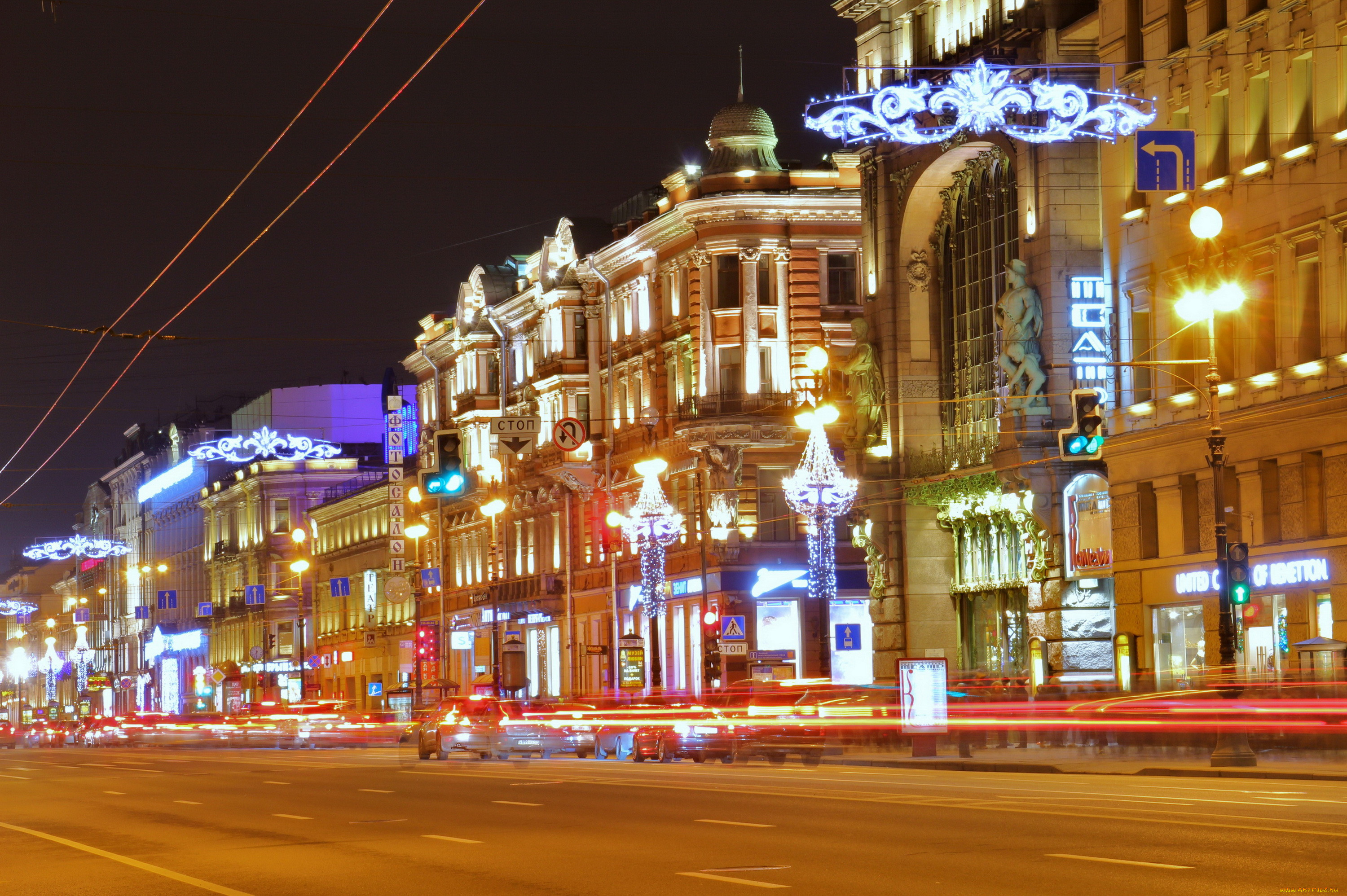 Обои Города Санкт-Петербург, Петергоф (Россия), обои для рабочего стола,  фотографии города, санкт-петербург, петергоф , россия, дома, машины, огни,  дорога, ночь Обои для рабочего стола, скачать обои картинки заставки на  рабочий стол.